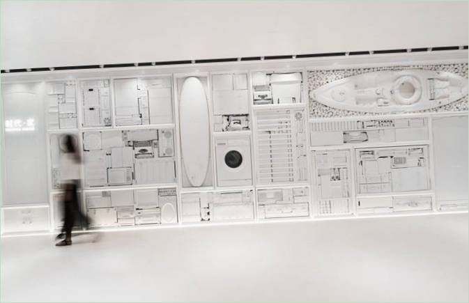 Moderne Ausstellung: weiße Büroeinrichtung