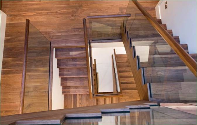 Eine Holztreppe im Inneren der View Road Villa in London