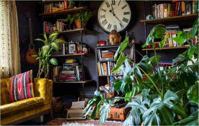 Interieur im Landhausstil: eine Wand aus Bücherregalen