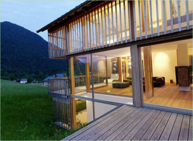 Haus mit Glasfassade in Österreich: Terrasse am Abend