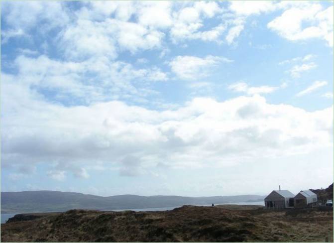 Blick auf das Borreraig House aus der Ferne in Schottland