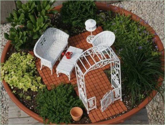 Ein Mini-Garten in einer Schale