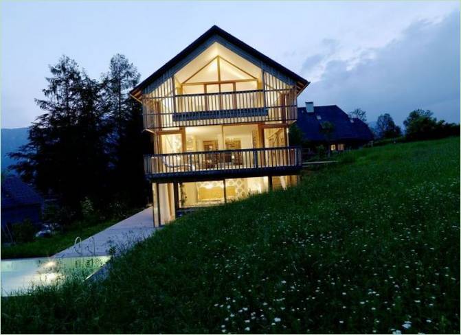 Ein Haus mit einer Glasfassade in Österreich am Abend