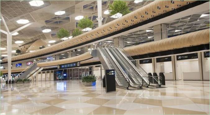 Flughafen-Lounge: Großer Flur mit Rolltreppe