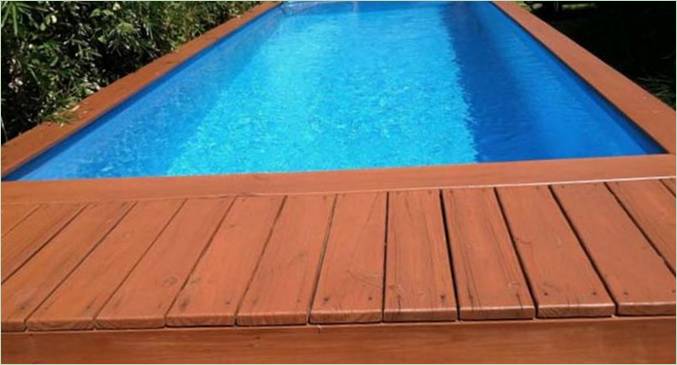 Schwimmbad mit improvisierten Materialien - Fertigstellung mit Holz