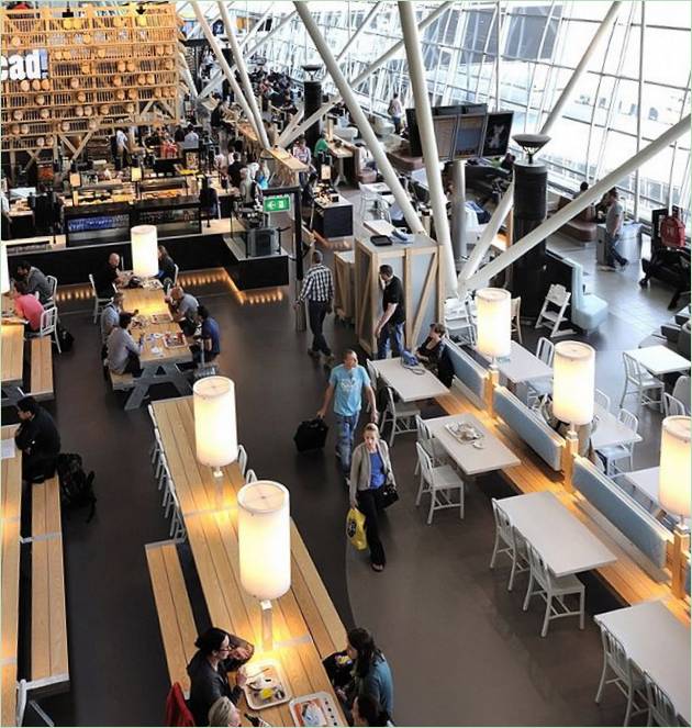 Flughafen-Lounge: geräumiges Café mit Designer-Beleuchtung