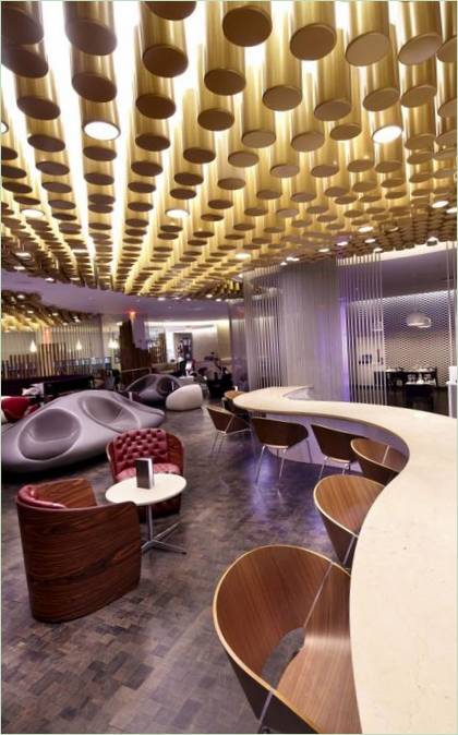 Flughafen-Lounge: Goldzylinder-Deckendekor