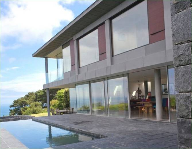 Schwimmbadbereich auf der Terrasse des Couin de Vacque in Guernsey