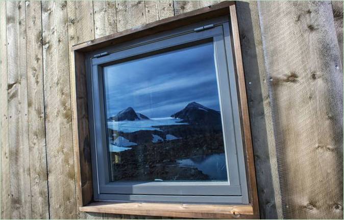 Rabothytta-Häuser in den Bergen Nordnorwegens: ein Spiegelbild der Landschaft im Fenster