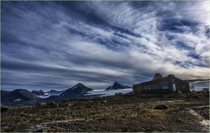 Rabothytta cottages in the mountains: Hütten unter bewölktem Himmel