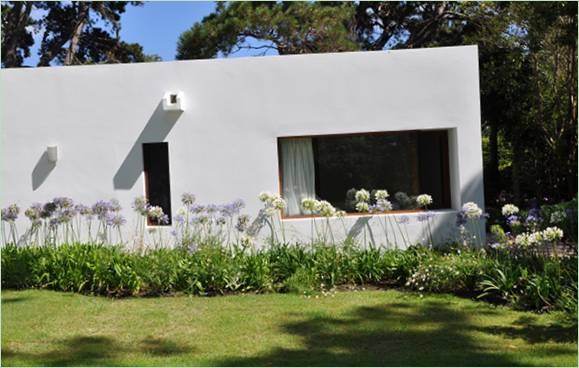 Casa La Hilaria in Uruguay, umgeben von Blumen und Bäumen