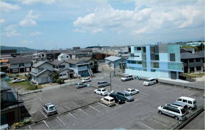 Blick aus der Ferne auf ein Haus in Form eines Schiffsbuges des Eastern Design Office in Japan