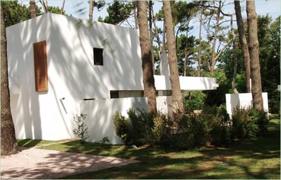 Casa La Hilaria in Uruguay, umgeben von Blumen und Bäumen