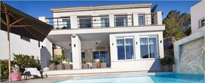 Villa mit Pool in Spanien