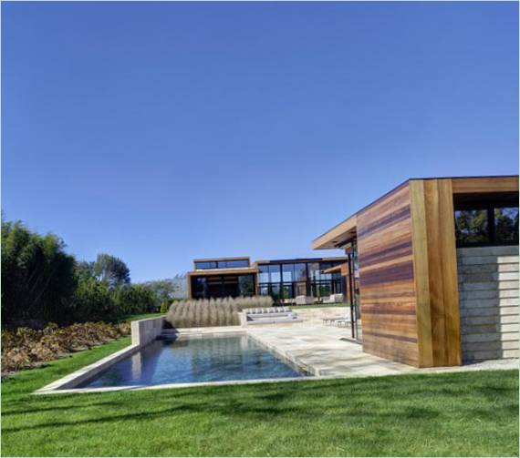 Ein kleiner Pool neben einem luxuriösen Herrenhaus