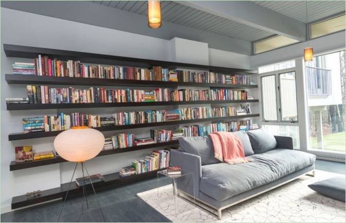 Bücherregale im Mid-Century Modern-Wohnzimmer