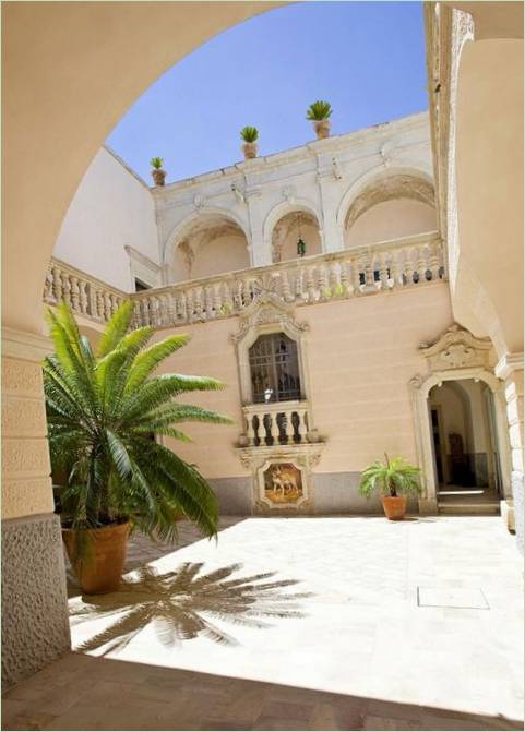 Es gibt eine sehr schöne große Palme auf der Innenseite der Residenz