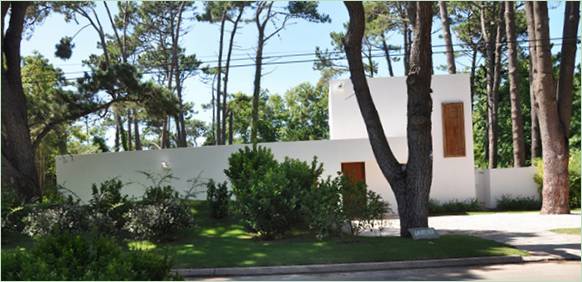 Casa La Hilaria in Uruguay, umgeben von Blumen und Bäumen