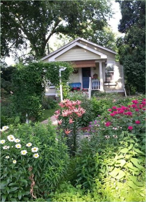 Entspannen im Garten Ihres Hauses, umgeben von Blumen