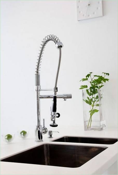 Moderner Wasserhahn und Waschbecken