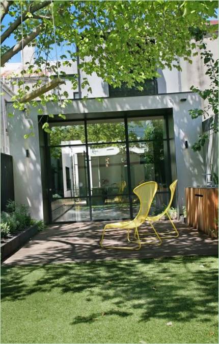 Die Terrasse eines Landhauses der Fitzroy Residence in Australien