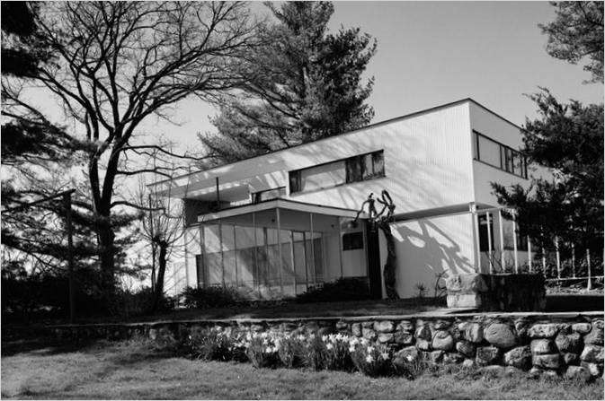 Das Äußere eines Gropius-Hauses in Massachusetts