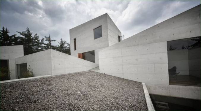 Ein geräumiges CAP-Haus mit minimalistischer Innenarchitektur von Estudio MMX, Mexiko-Stadt, Mexiko