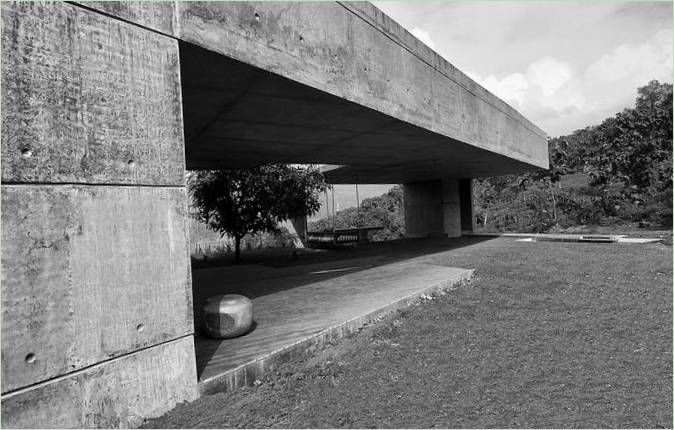 Monochromes Designfoto von Haus aus flüssigem Stein