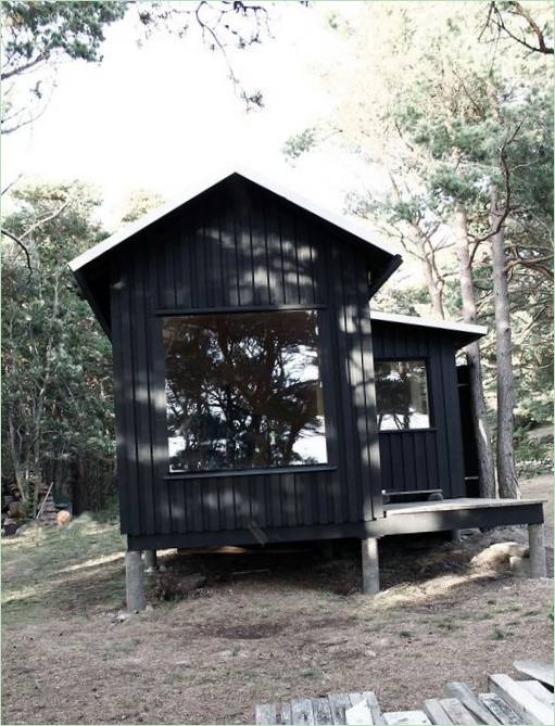 Holzhaus des Pariser Studios Septembre in malerischer Umgebung mit Naturkulisse, Trossö, Schweden