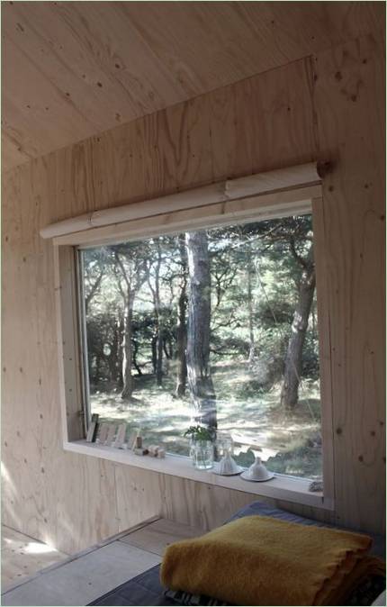 Ein Holzhaus des Pariser Studios Septembre in malerischer Lage auf dem Lande, Trossö, Schweden