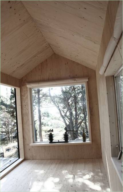 Holzhaus des Pariser Studios Septembre an einem malerischen Ort mit Natur im Hintergrund, Trossö, Schweden