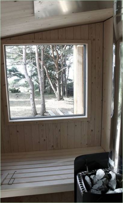 Ein Holzhaus des Pariser Studios Septembre in malerischer Umgebung mit Naturkulisse, Trossö, Schweden