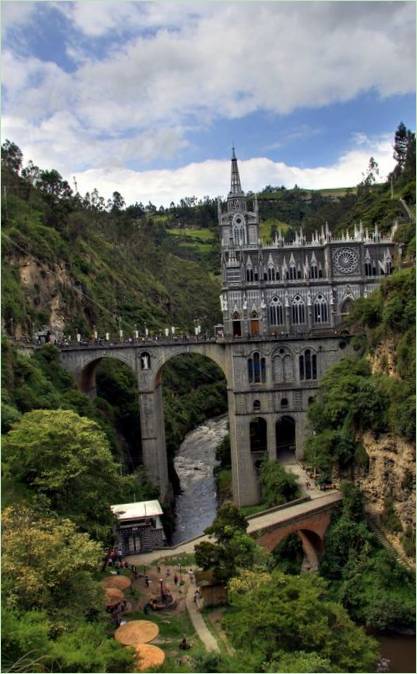 Die Kirche von Las Lajas im Canyon