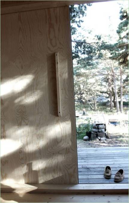 Holzhaus des Pariser Studios Septembre in malerischer Umgebung mit Natur im Hintergrund, Trossö, Schweden