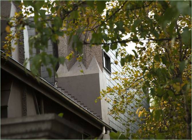 Innenansicht eines würfelförmigen Hauses in einem Baumdickicht in der Douglas Street, Melbourne, Australien