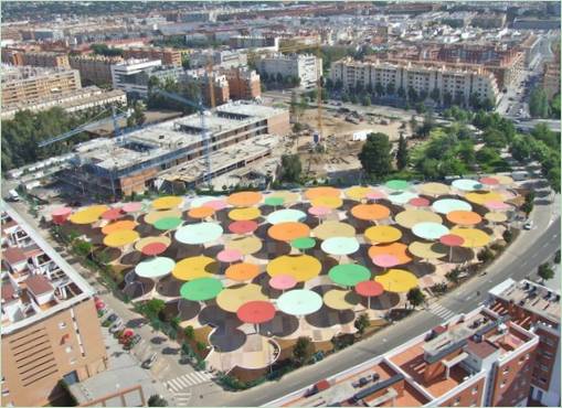 Bunte Regenschirme auf dem Platz neben dem Bahnhof