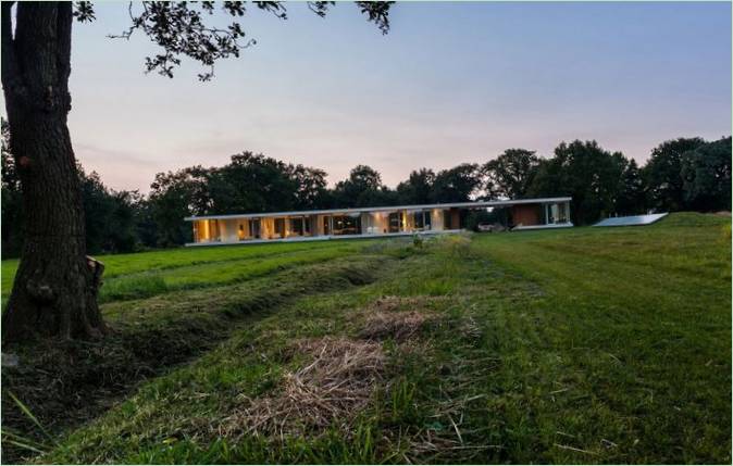 Eine abgelegene Villa mit zeitgenössischer Innenarchitektur von Villa Šterk in den Niederlanden