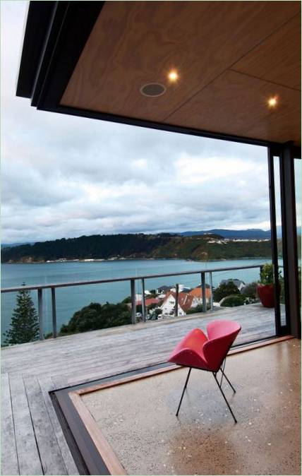 Ferienhaus Hataitai in Hanglage von John Mills Architects, Neuseeland