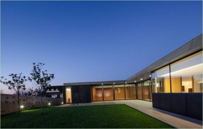 Innenarchitektur für ein minimalistisches Haus am Rande von Santa Maria da Feira, Portugal, von Arquitectos Matos