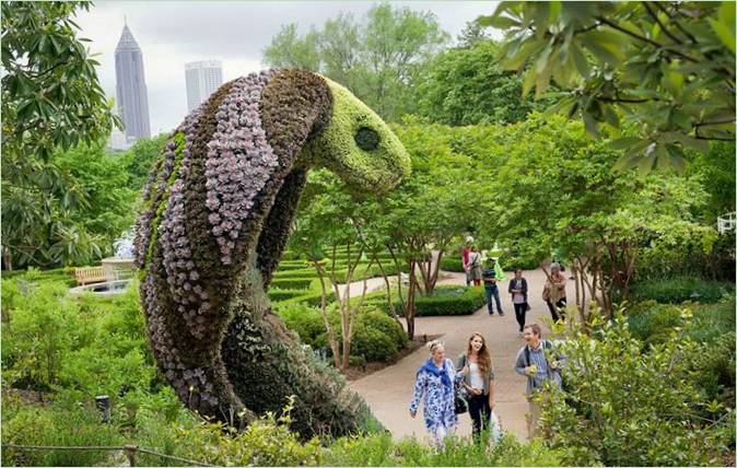 Eine Skulptur mit frischen Blumen in einem botanischen Garten in Atlanta