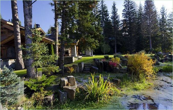 Luxuriöses Haus im Waldstil