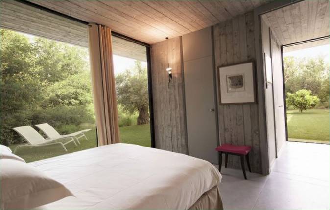 Innenarchitektur eines Schlafzimmers in einem französischen Haus von Bumper Investments