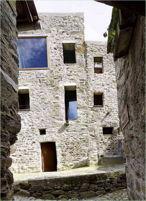 Moderne Fenster in einem historischen Herrenhaus