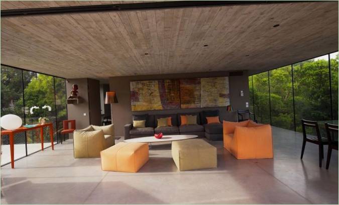 Innenarchitektur für das Wohnzimmer eines Hauses von Bumper Investments in Frankreich