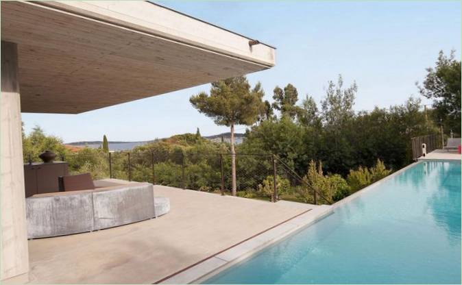 Terrasse und Pool eines freistehenden Hauses in Frankreich