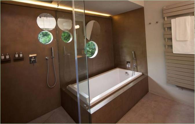 Innenarchitektur eines Badezimmers in einem französischen Haus von Bumper Investments