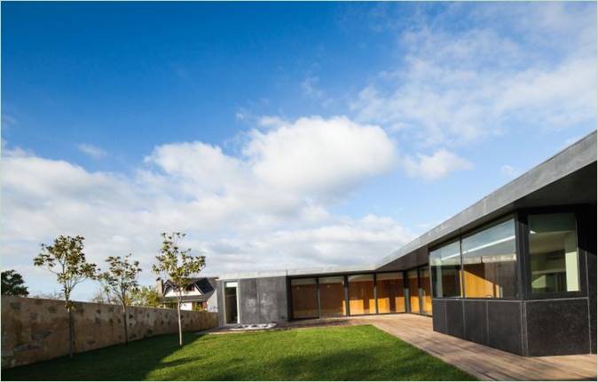 Innenarchitektur für ein Haus im minimalistischen Stil am Rande von Santa Maria da Feira, Portugal, von Arquitectos Matos