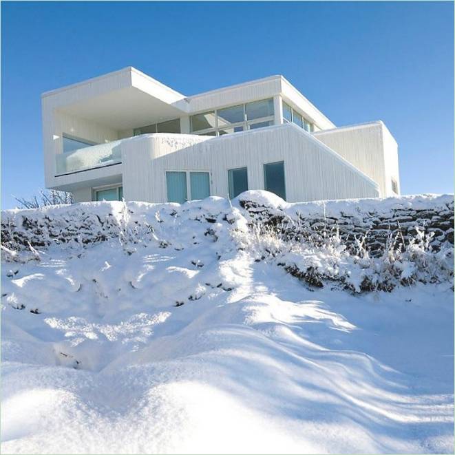 Schneeweiße Fassade des Privathauses VILLA G