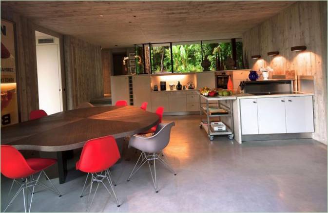 Küchenbereich mit Essbereich in einem Haus von Bumper Investments in Frankreich