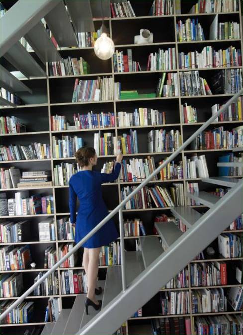 Bücherregale an der Treppe